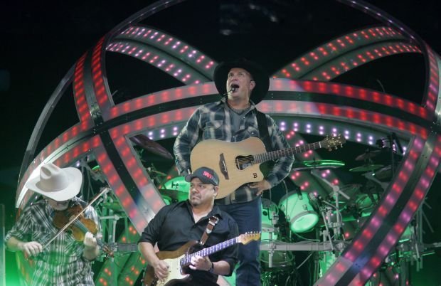 Garth Brooks stirs up a party on stage