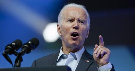 Biden strikes economic populist tone during campaign rally before exuberant union members Biden strikes economic populist tone during campaign rally before exuberant union members