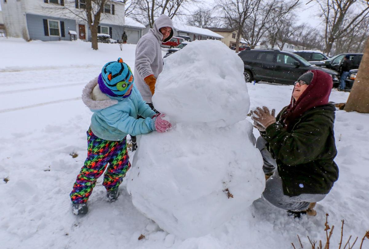 Update Up To 1 Foot Of Snow Reported As First Major Storm Of Season Winds Down Latest Headlines Nwitimes Com