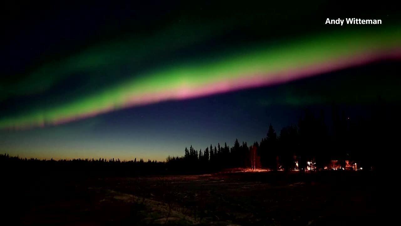 Surfing' particles: Physicists solve a mystery surrounding aurora borealis
