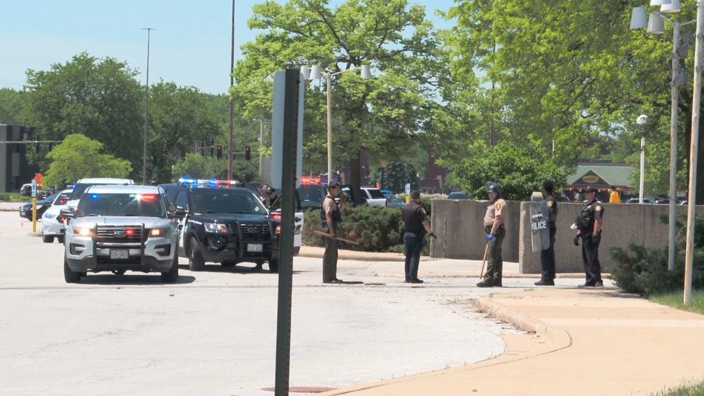 Update Many Indiana Stores Close Near State Line Hammond Issues Curfew Order After Widespread Looting Northwest Indiana Business Headlines Nwitimes Com