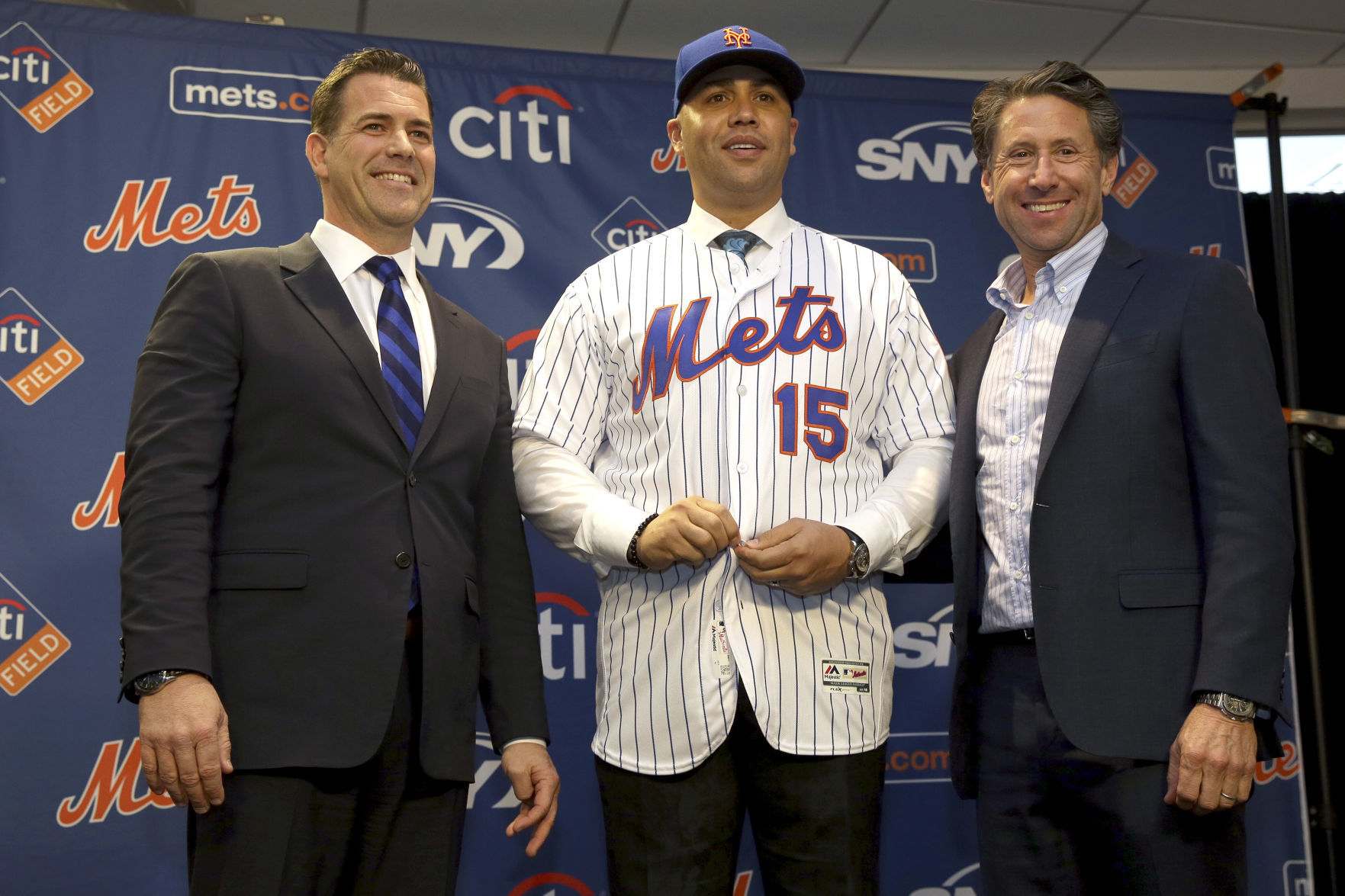 New Mets manager Beltr n out amid sign stealing scandal