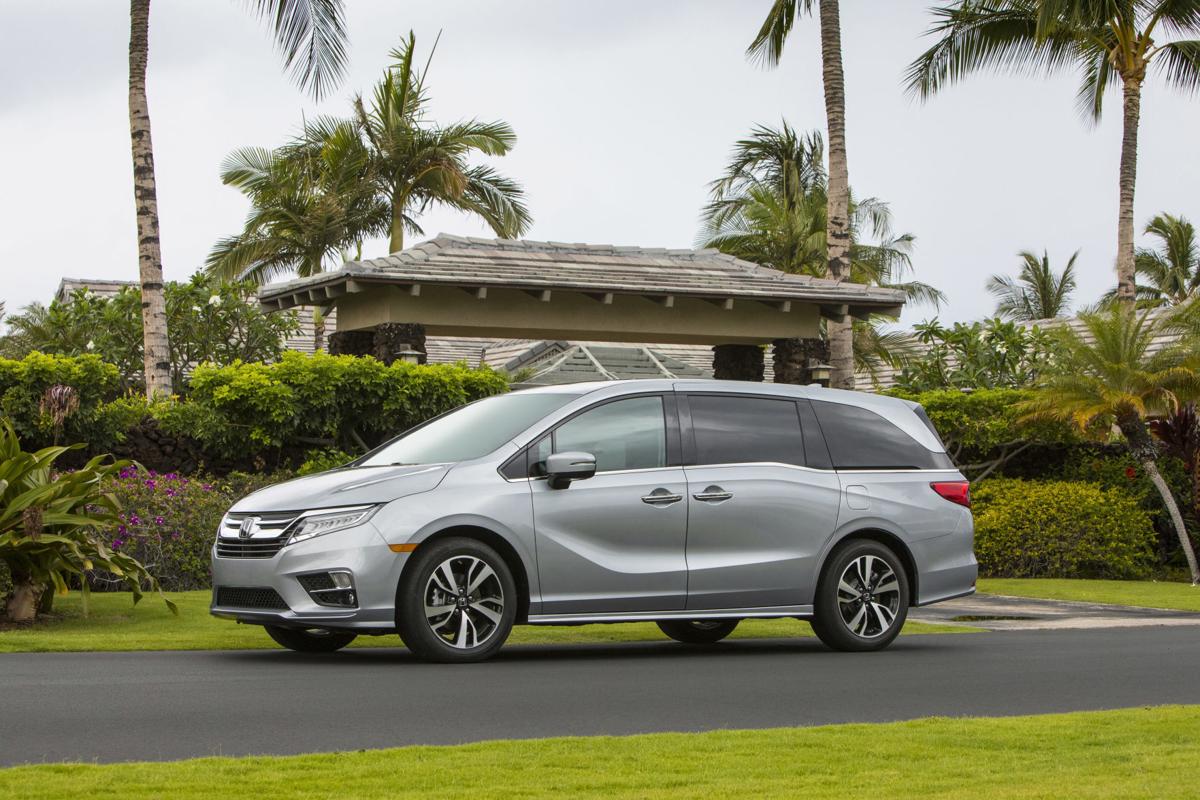 Edmunds Compares Chrysler Pacifica And Honda Odyssey Cars Behind The Wheel Pacifica Or Odyssey