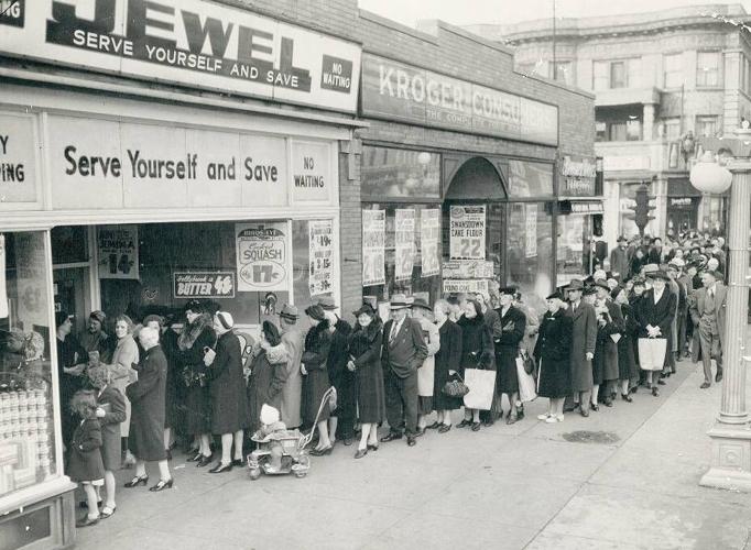 chicago-jewel-store-1149-wilson-line-up-for-coffee-1942.jpg