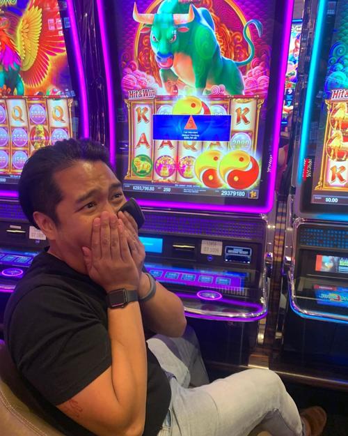 Chicago man hits huge jackpot on Hard Rock Casino slot machine