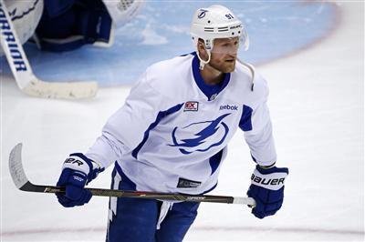 Steven Stamkos decides to re-sign with Lightning