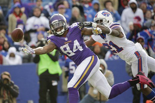 Oakland, California, USA. 15th Nov, 2015. Minnesota Vikings wide receiver Cordarrelle  Patterson (84) happy on the sidelines after his kick off runback for  touchdown on Sunday, November 15, 2015, at O.co Coliseum