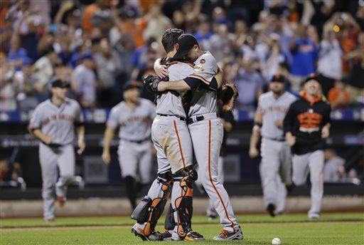 New York Mets catcher Anthony Recker, left, congratulates relief