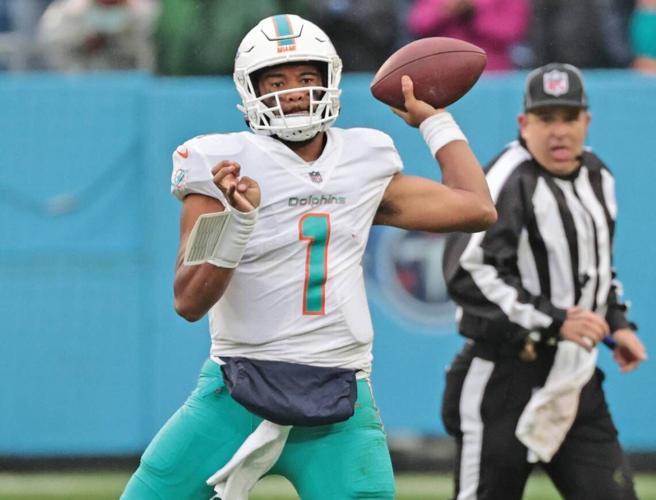 Another Dolphins Quarterback Exits With a Head Injury - The New York Times