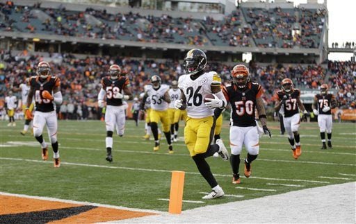 Isaac Curtis of the Cincinnati Bengals runs with the ball during an