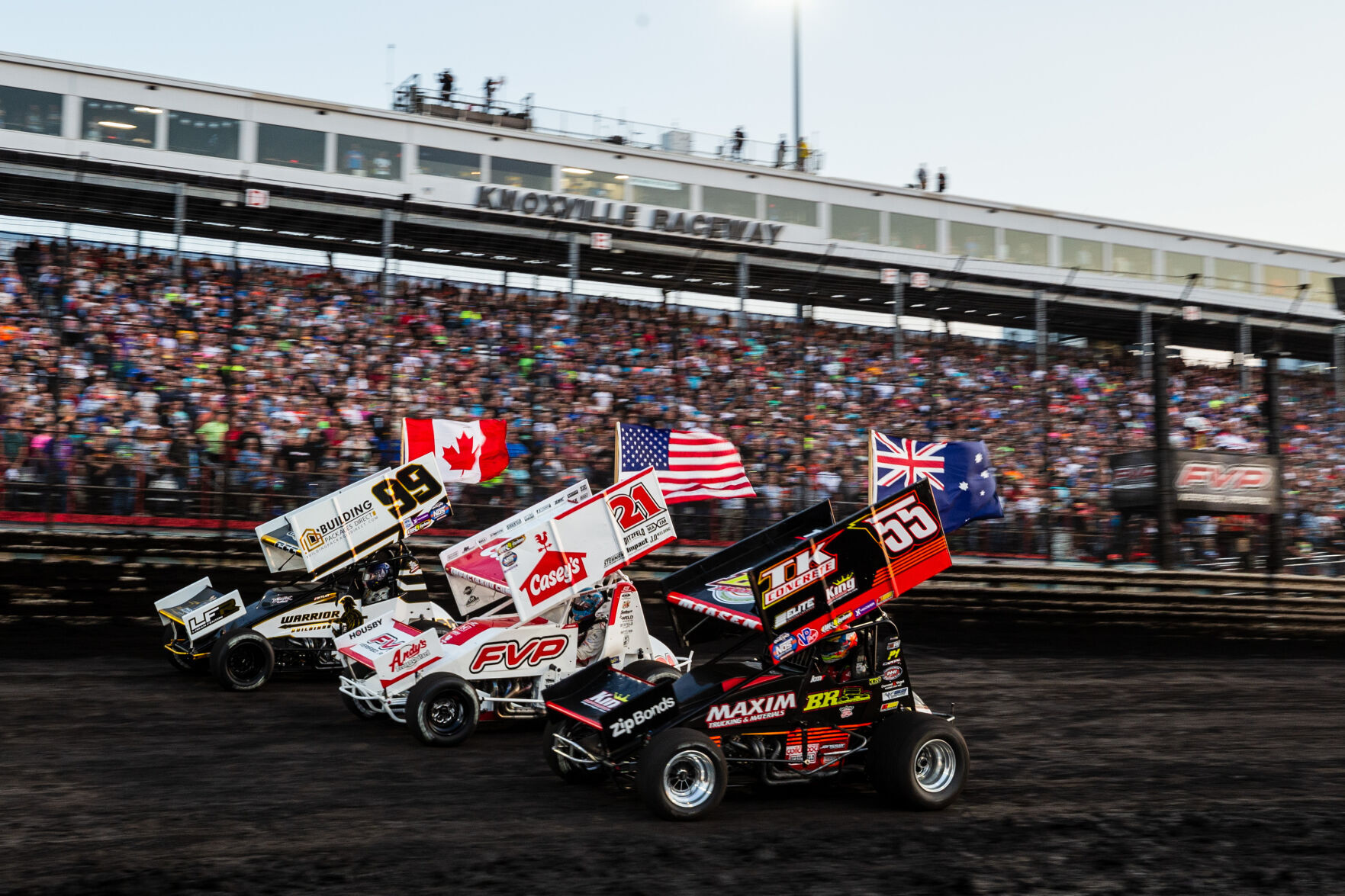 Kyle Larson leads from start to finish in third Knoxville