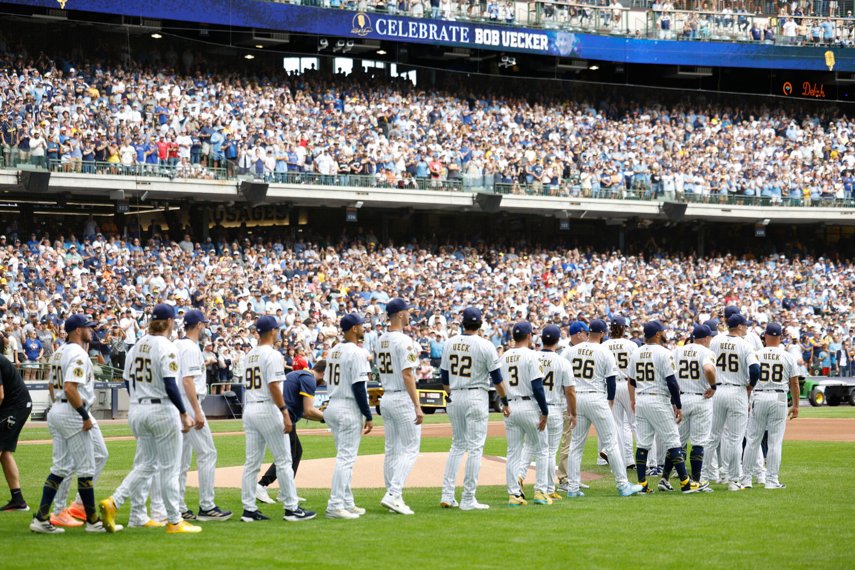 Brewers pay tribute to longtime broadcaster Bob Uecker in