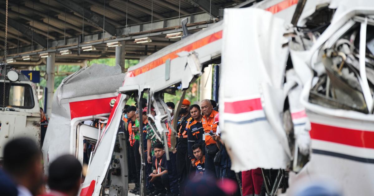 Penyelamat mengevakuasi korban terakhir dari kecelakaan kereta di Indonesia yang menewaskan 15 orang dan melukai puluhan orang.
