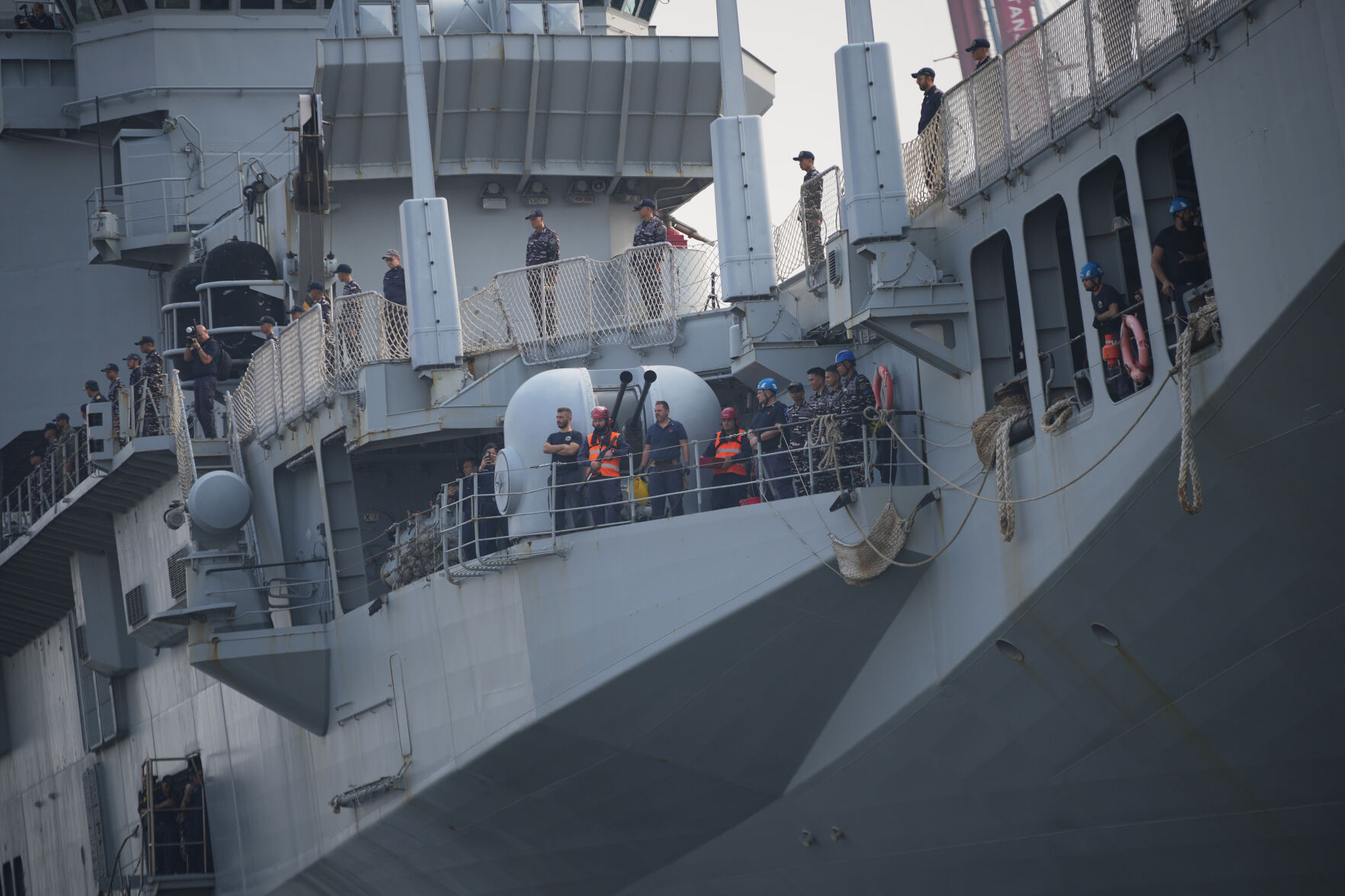 マム Indonesia welcomes its first aircraft carrier, prompting debate
