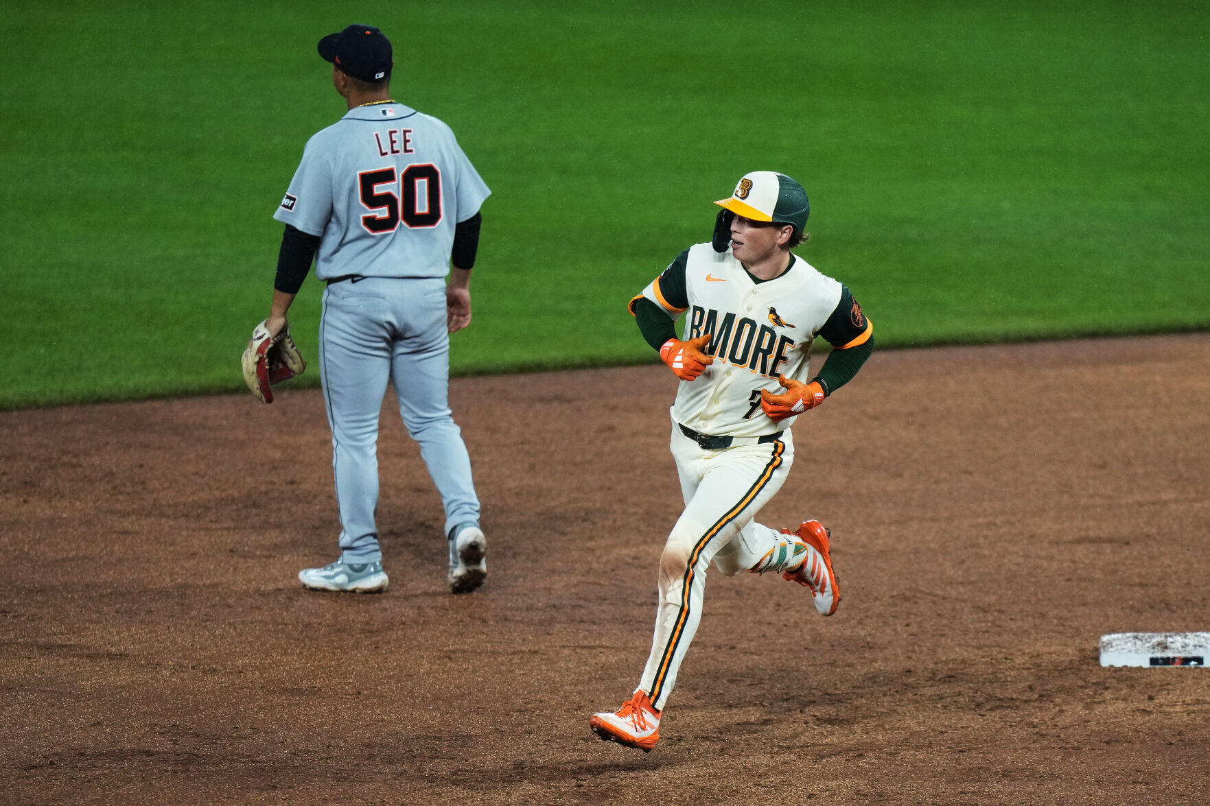 Jackson Holliday's odd 337-foot homer sneaks under the foul pole