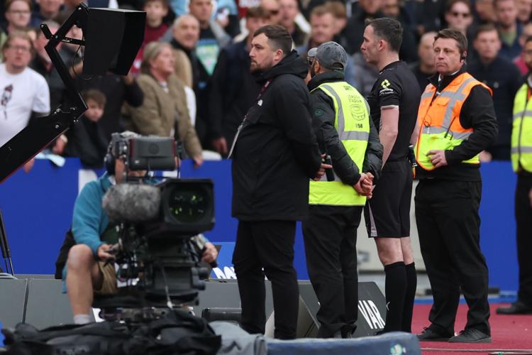 Late goal and dramatic VAR call help Arsenal stay in control of Premier ...