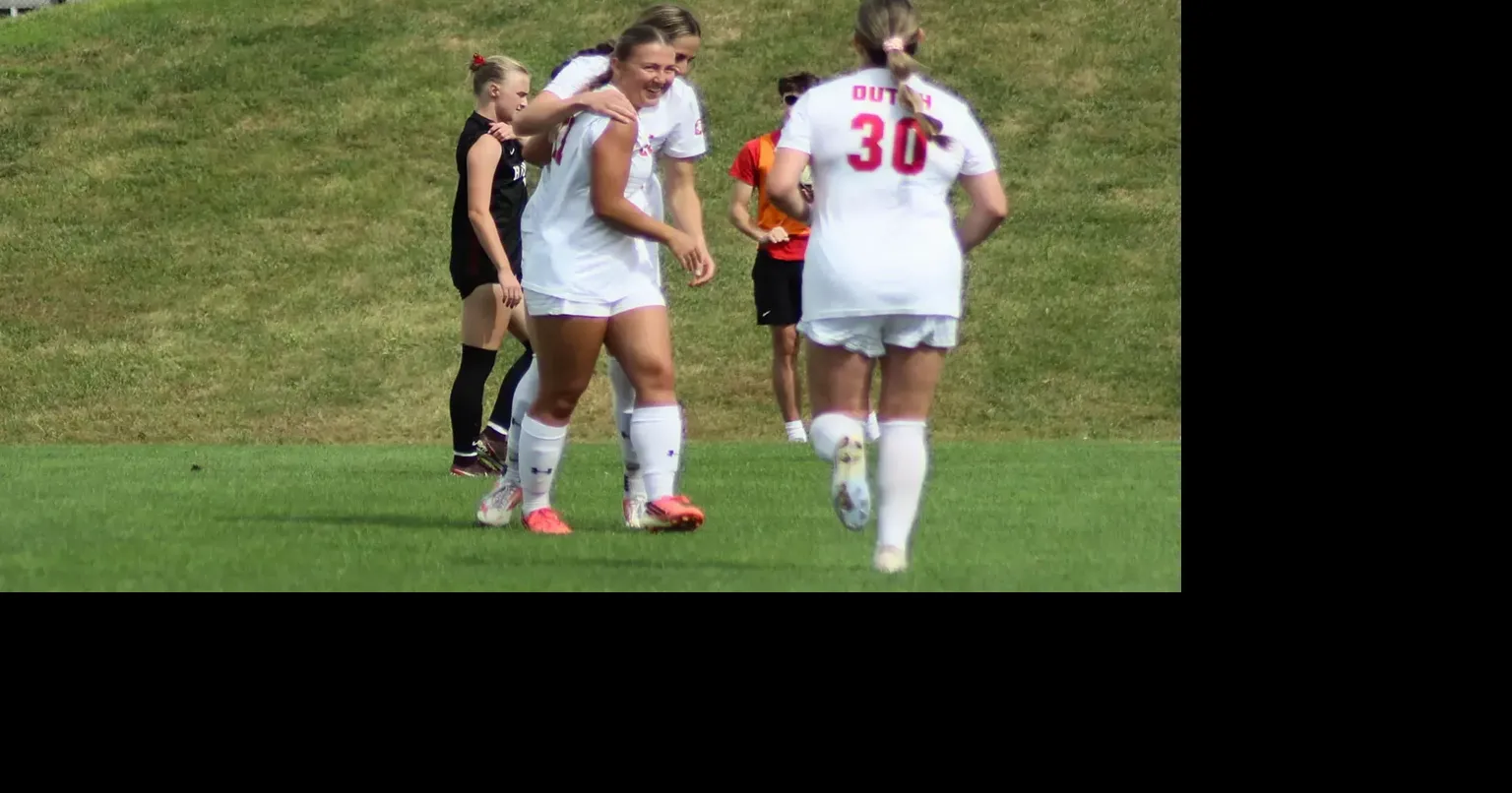 DeVos leads Dutch past Pipers in women’s soccer