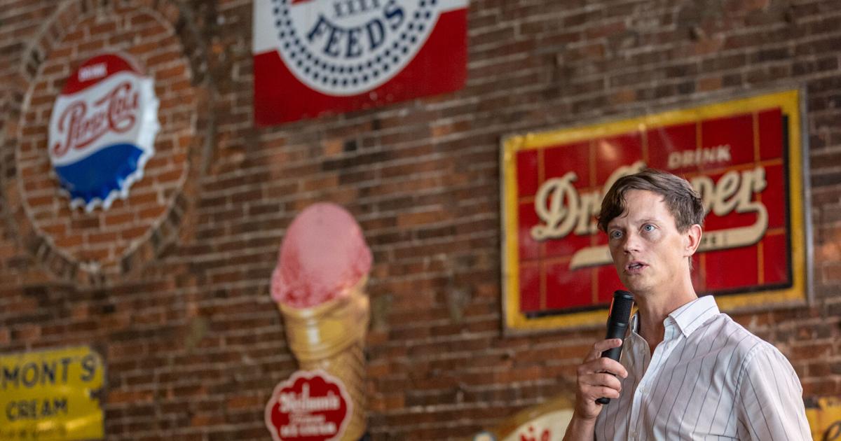 Sand rallies Oskaloosa crowd around bipartisan pitch