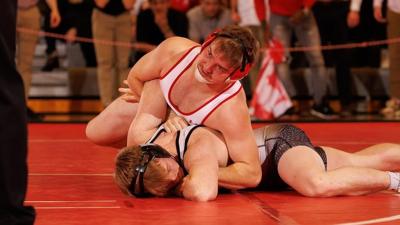Dutch pin Prairie Wolves in wrestling dual | Pella | oskaloosa.com
