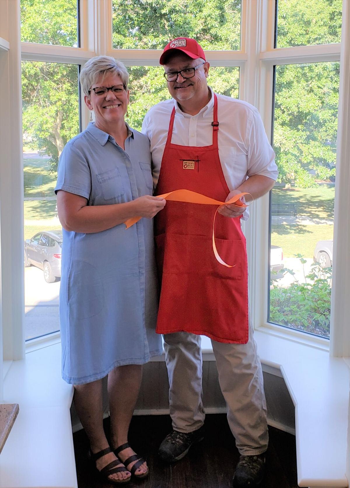 Dutch Greeters Welcome Butcher S Brewhuis Local News Oskaloosa Com