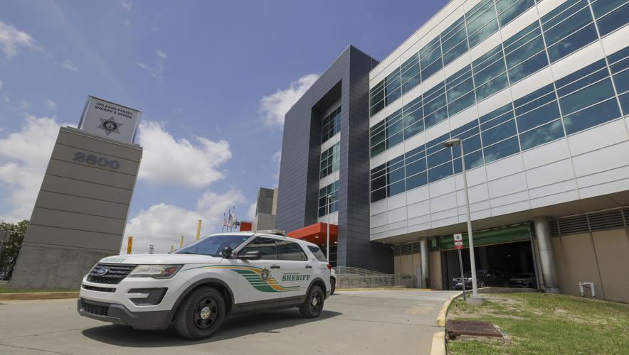 10 escape from New Orleans jail through hole in cell wall while lone