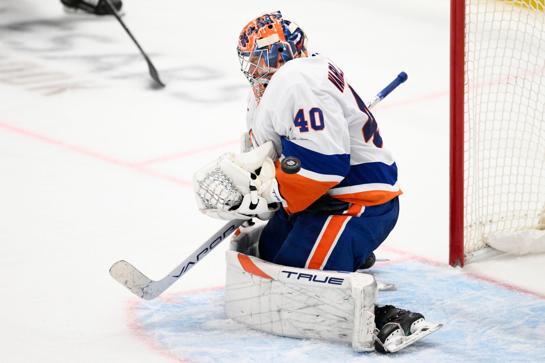 Barzal And Pelech Return To Islanders Lineup For 5-3 Loss To Blackhawks ...