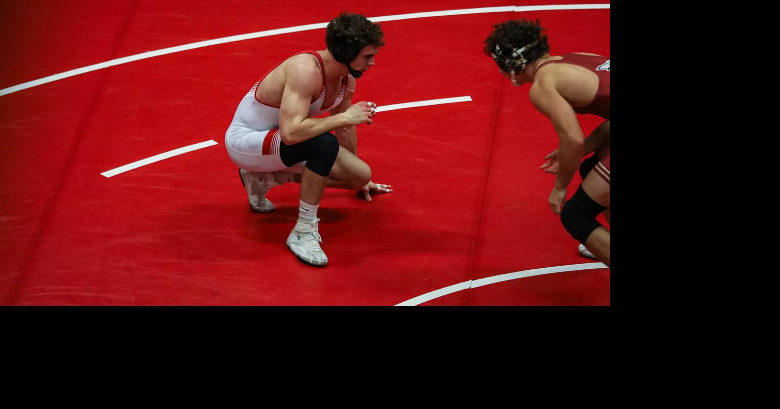 Dutch men go 2-1 at conference wrestling dual meet