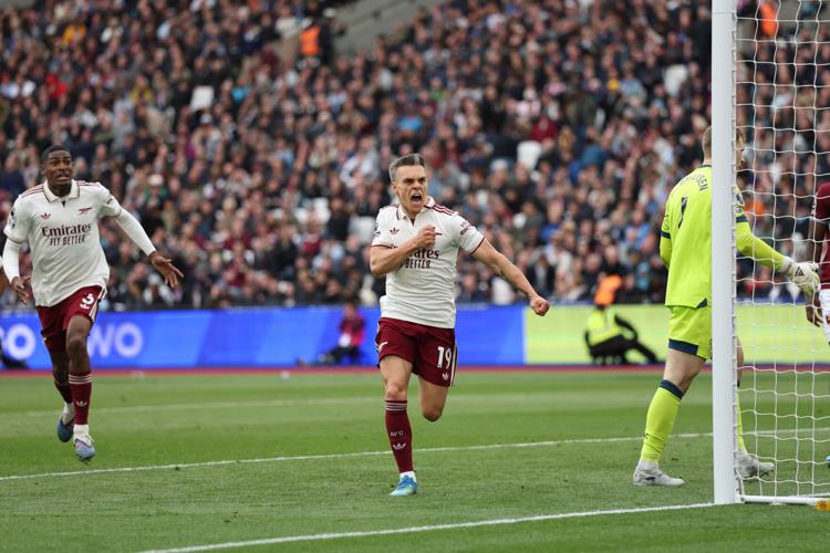 Late goal and dramatic VAR call help Arsenal stay in control of Premier ...