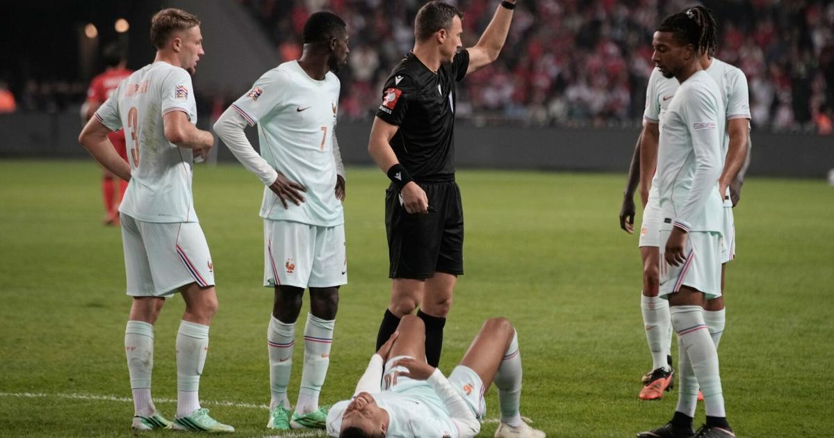 Mbappé exits with knee injury following goal for France against Turkey and will depart the team. Mbappé exits with knee injury following goal for France against Turkey and will depart the team.