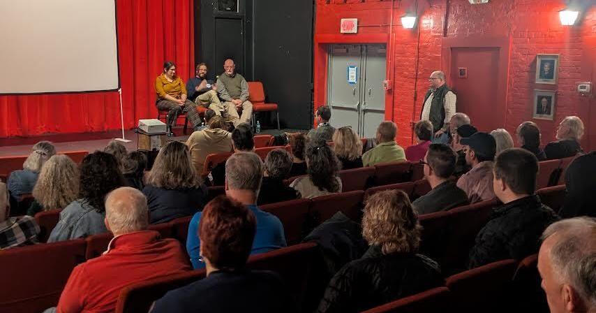 Foule rassemblée dans la salle pour la projection du documentaire « La guerre révolutionnaire » |