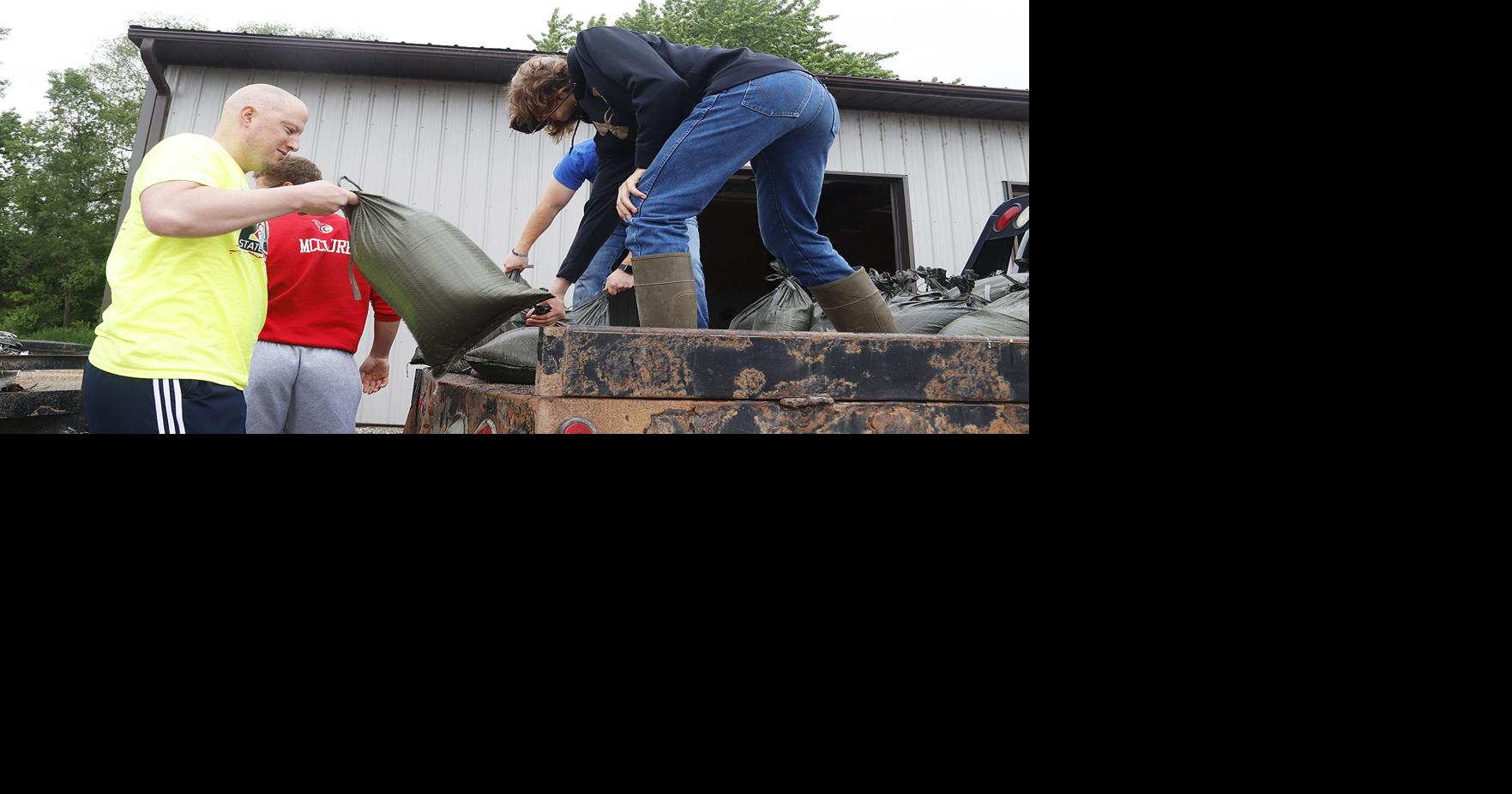 Volunteers help Eldon brace for flooding News