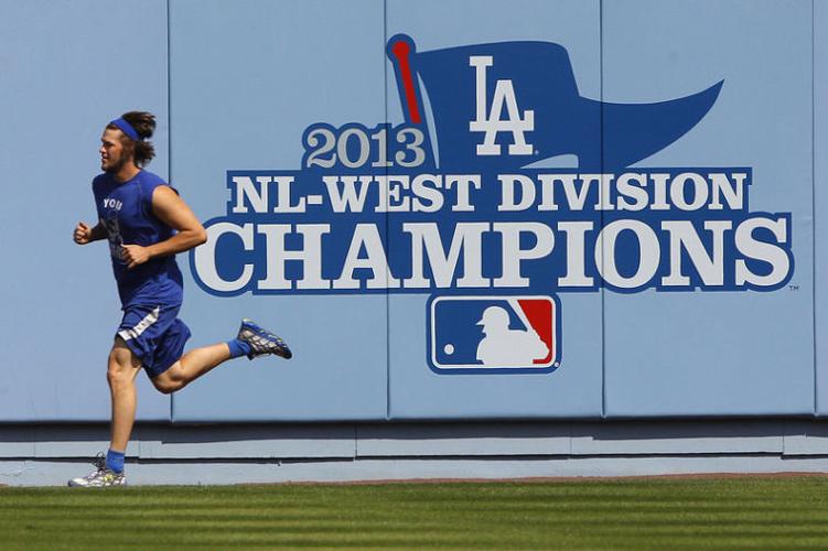 Dodgers shortstop Hanley Ramirez has rib fracture, status questionable 