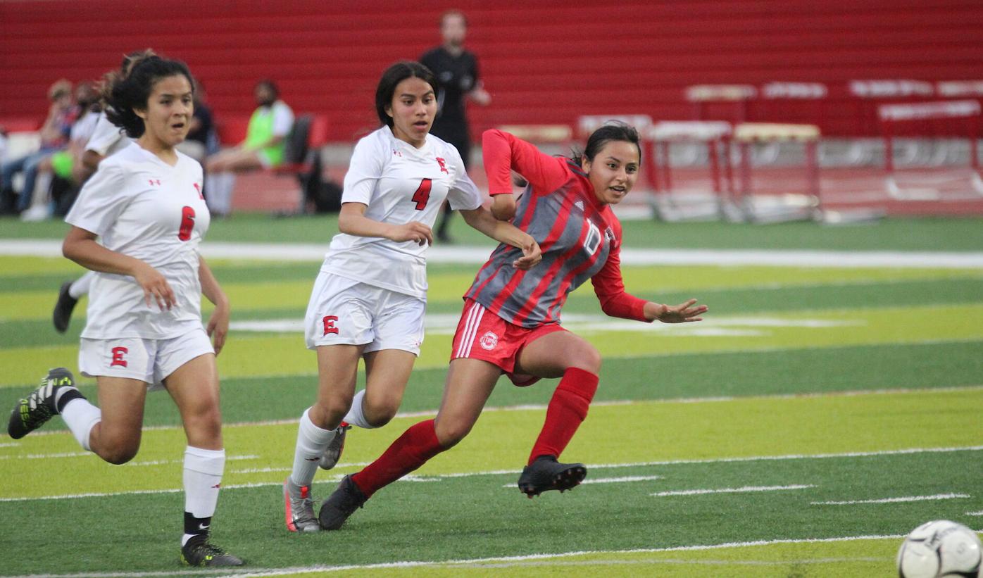 Girls Soccer Scarlets Rally Past Ohs Girls In Metro Opener Sports Ottumwacourier Com