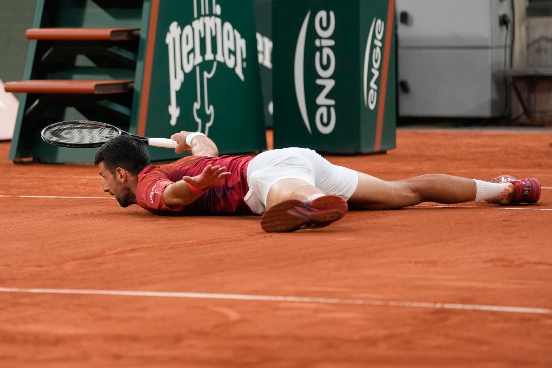 Novak Djokovic se retiró del Roland Garros por una lesión de rodilla