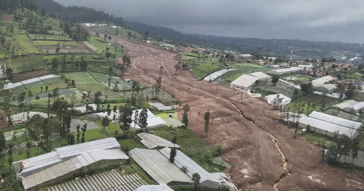 Penyelamat pulihkan lebih banyak mayat dari longsor di Indonesia, 72 masih hilang