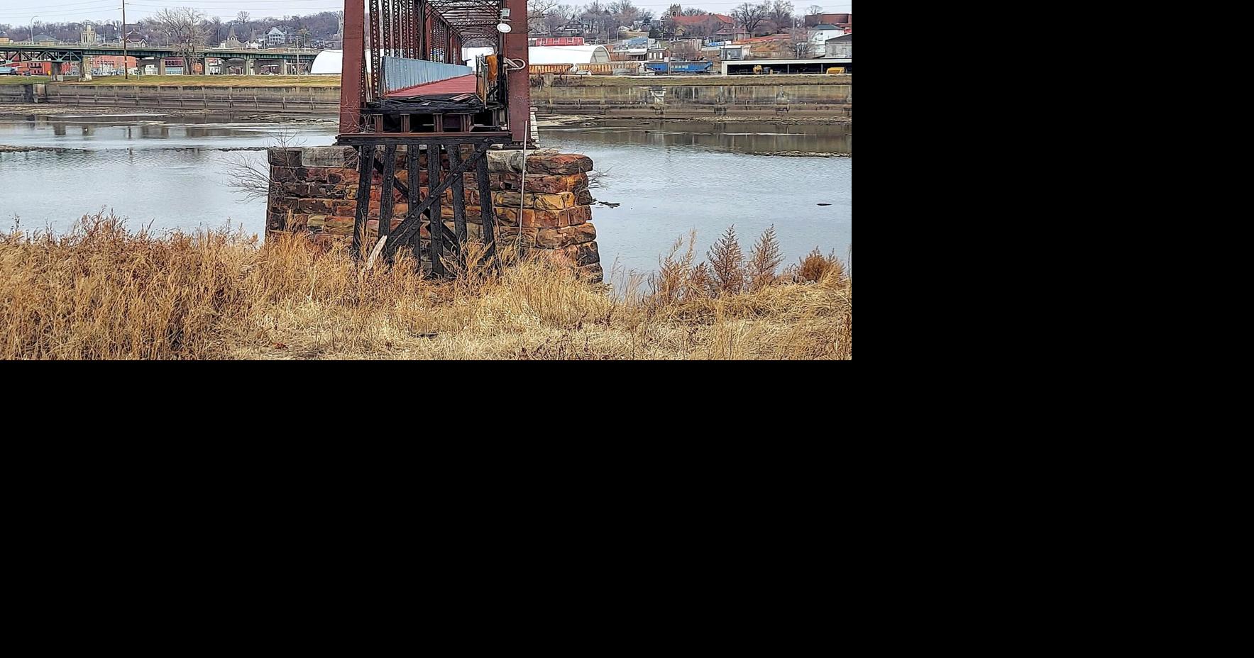 Pedestrian bridge engineers discuss project | News | ottumwacourier.com