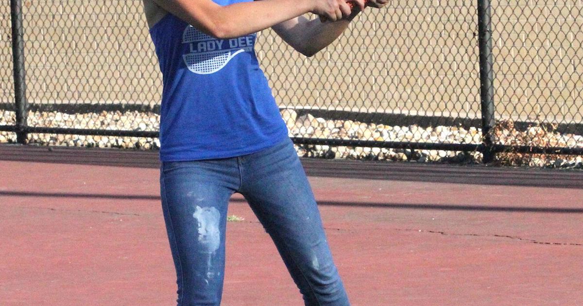 Girls tennis: Lady Dees beat the Mustangs in the heat