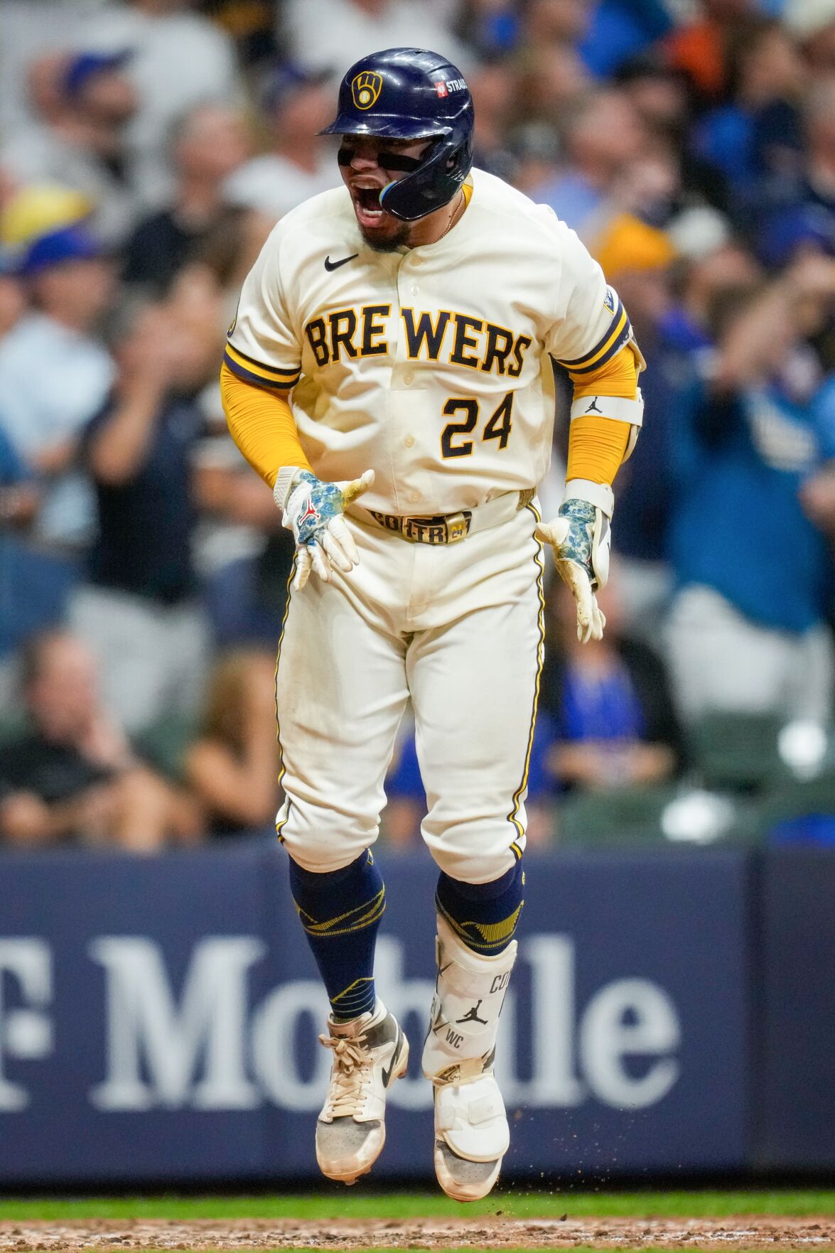 Contreras delivers and Milwaukee's bullpen shines as the Brewers