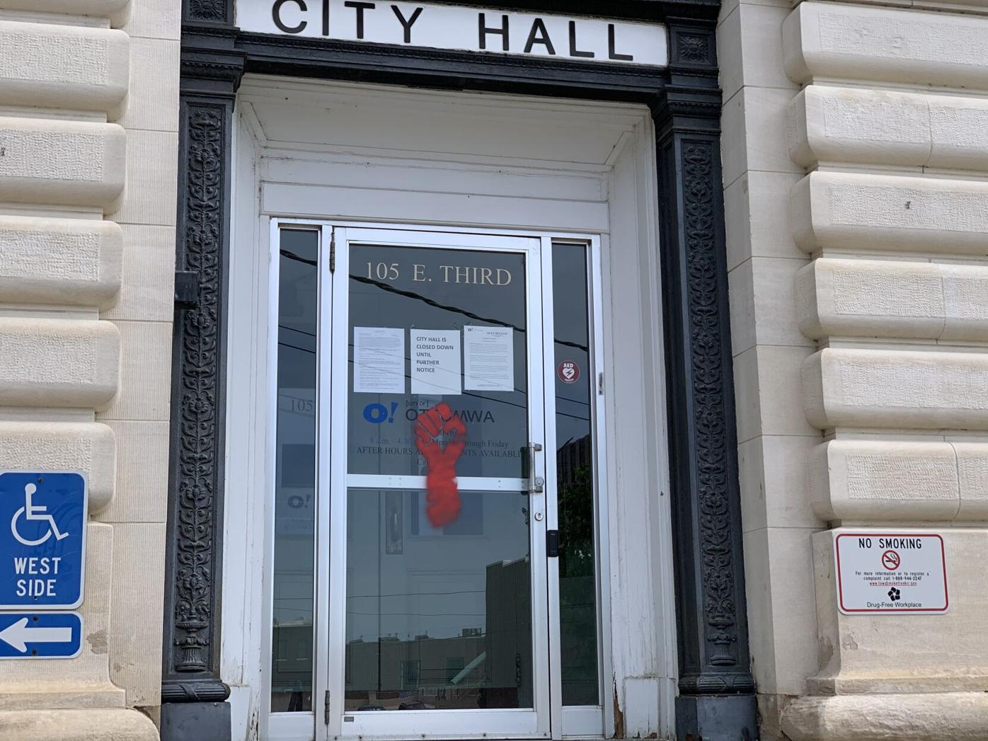 Downtown Buildings Tagged With Graffiti News Ottumwacourier Com