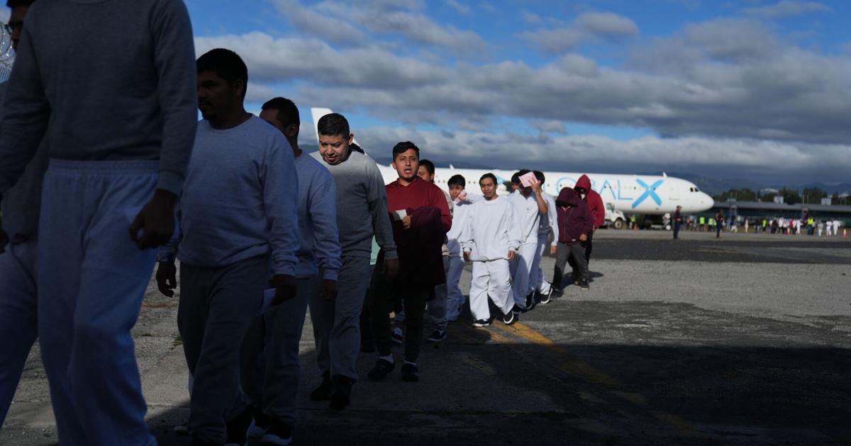 Photo: Ottumwacourier Guatemala Migrants Deported