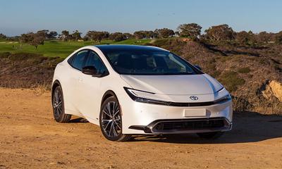 2023 prius liftback dos
