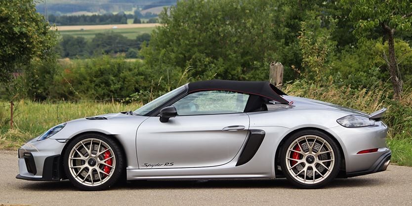 GT SPIRIT - Voiture de 2023 couleur rose - PORSCHE 718 Spyder RS WP - 1