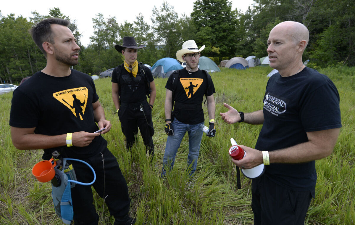 Preppers hone skills for coping with disaster and dystopia foto imagem