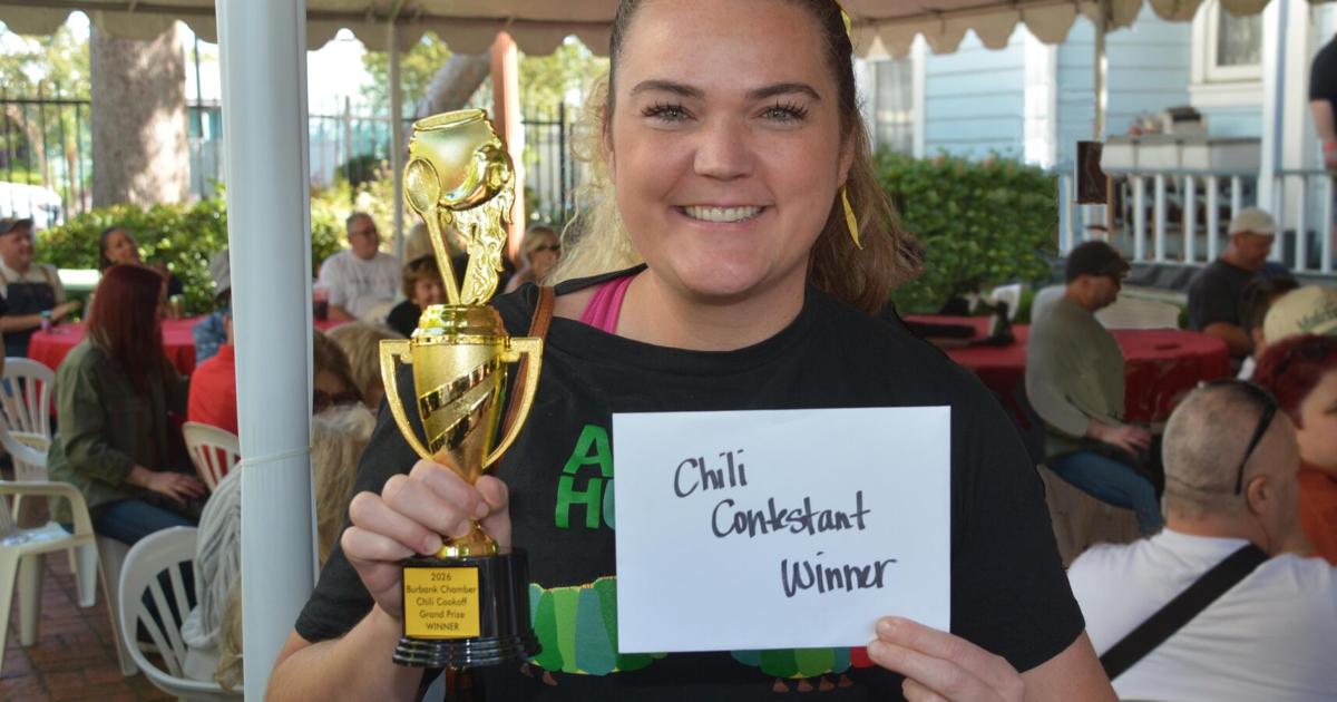 Relajándose con el concurso anual de chile