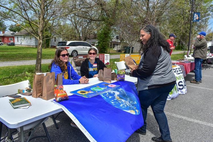 PADNWS-04-19-22 WKCTC EARTH DAY - PHOTO 1