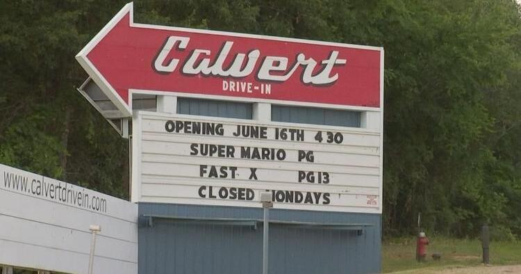 Calvert City Drive-in opening draws a crowd - Vimarsana News
