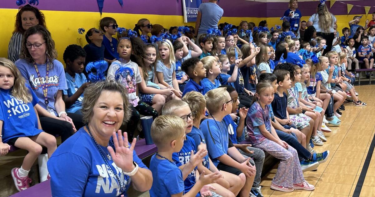 Lone Oak Elementary celebrates Blue Ribbon School Award with cheers