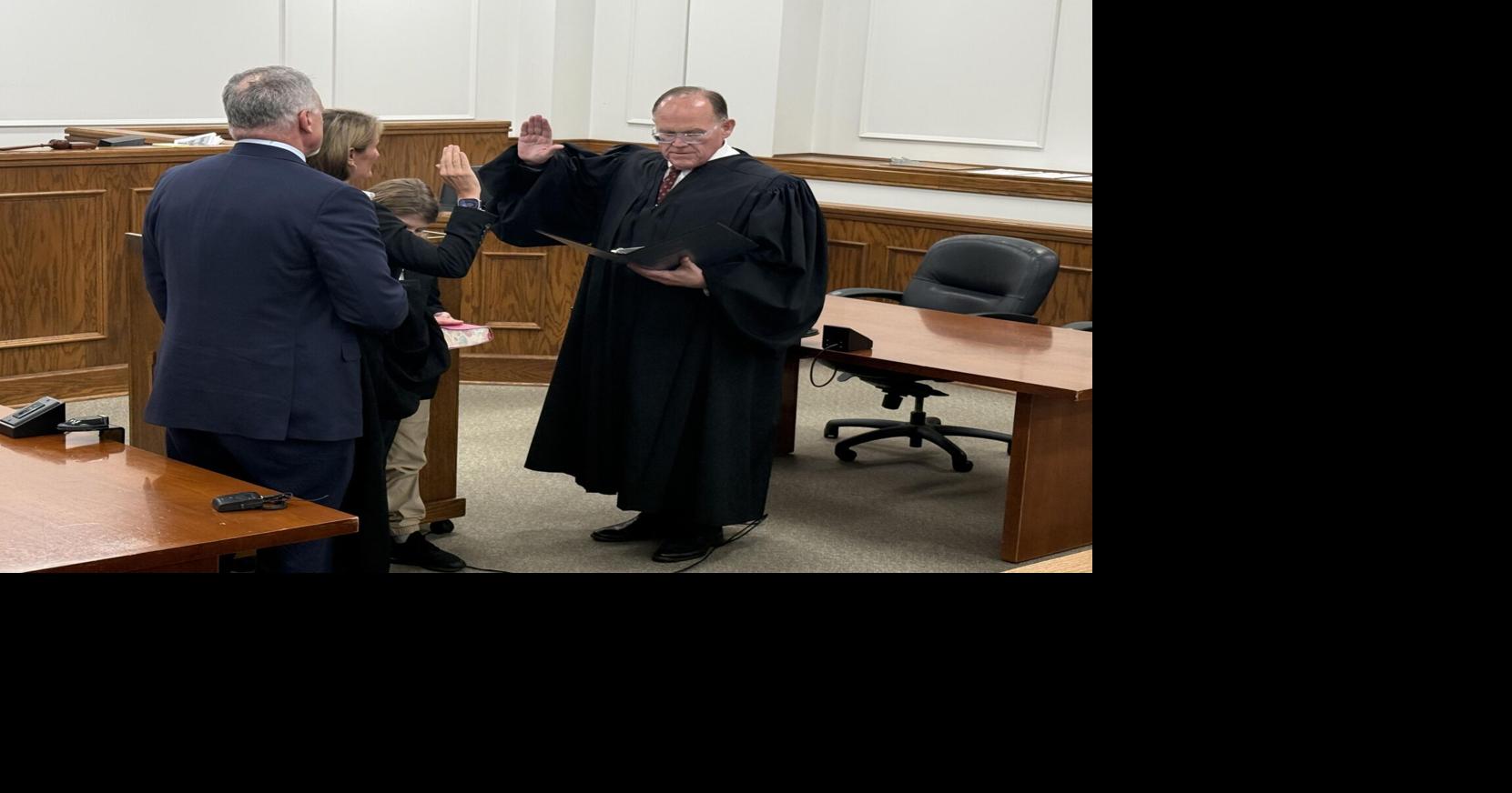 Hines sworn in as district judge | | paducahsun.com