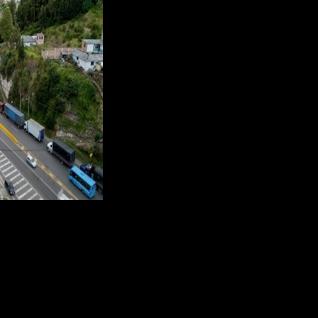 Long truck lines at Colombia-Ecuador border as tariffs loom
