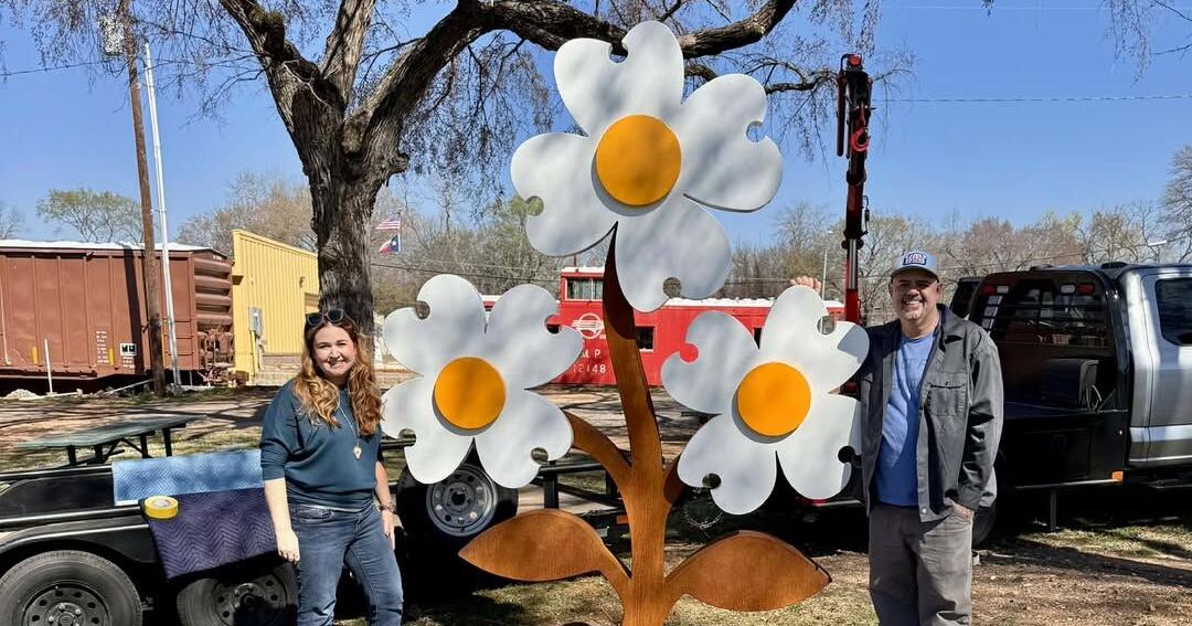 New sculpture arrives in time to welcome spring to downtown Palestine